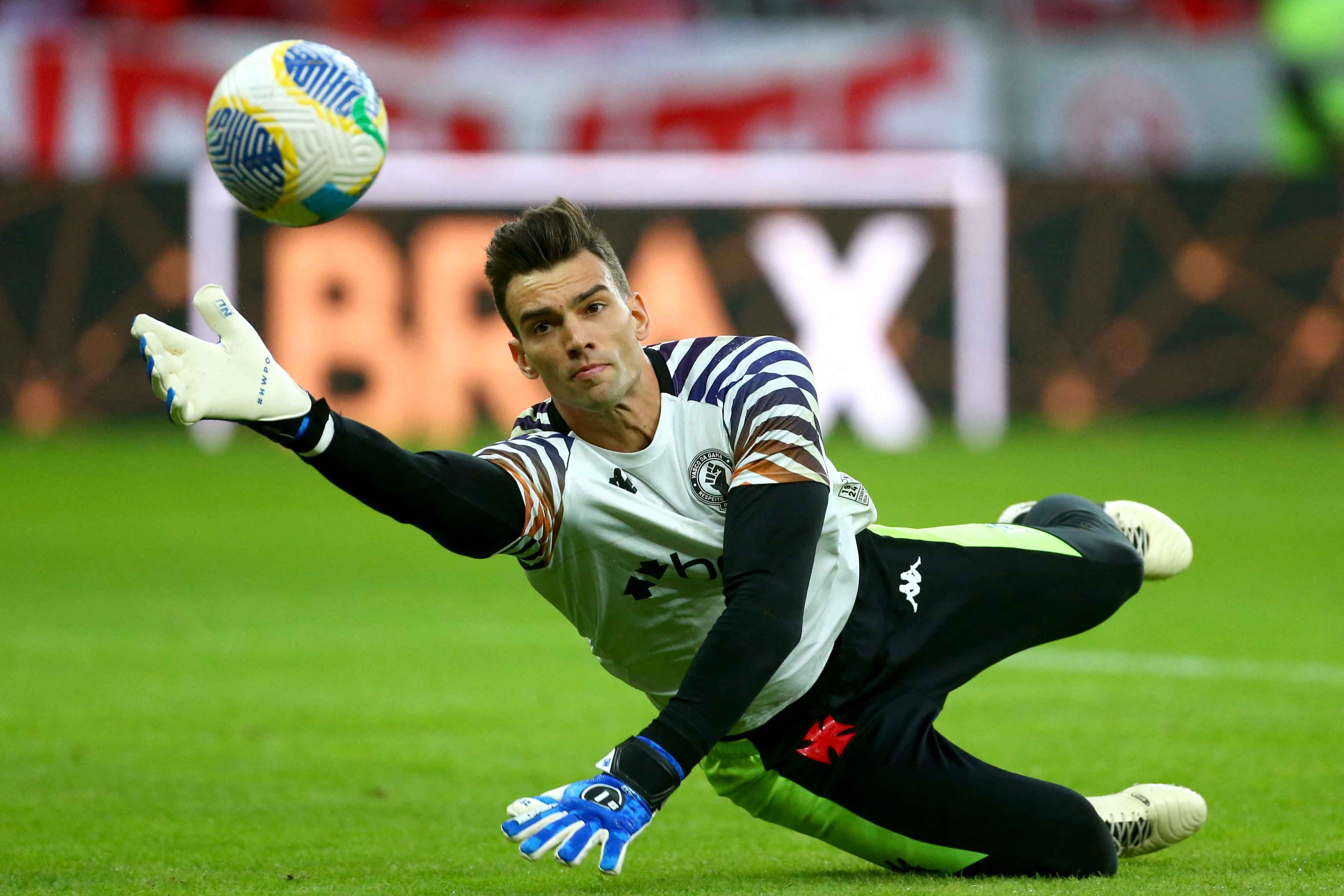 The time-wasting ejection of goalkeeper Jardim costs Vasco valuable points in their Serie A match.