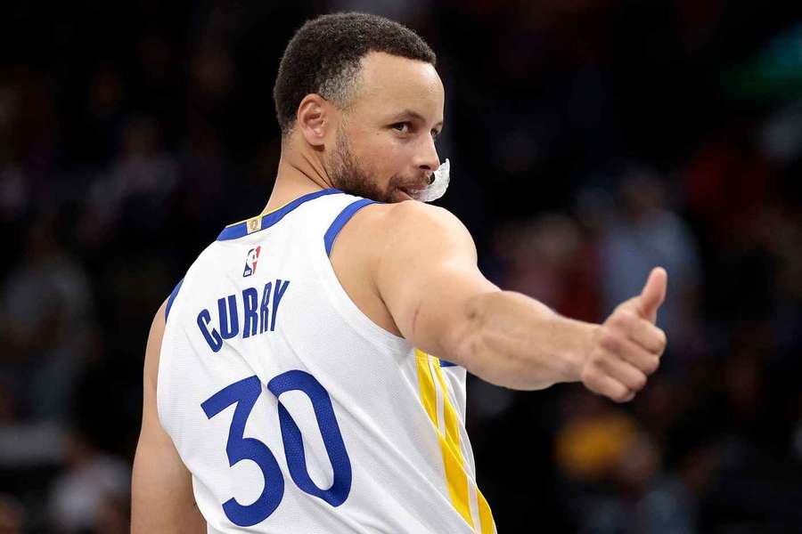 Warriors' Stephen Curry giving a thumbs up Warriors' Stephen Curry giving a thumbs up
