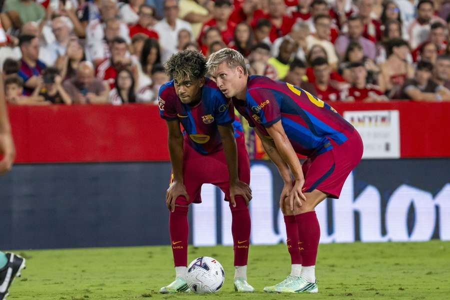 Lamine Yamal and Dani Olmo before taking a free kick against Sevilla