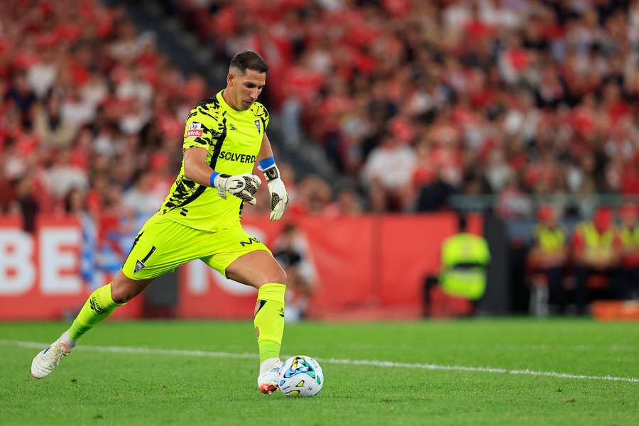 Robles during a match with Estoril Robles during a match with Estoril