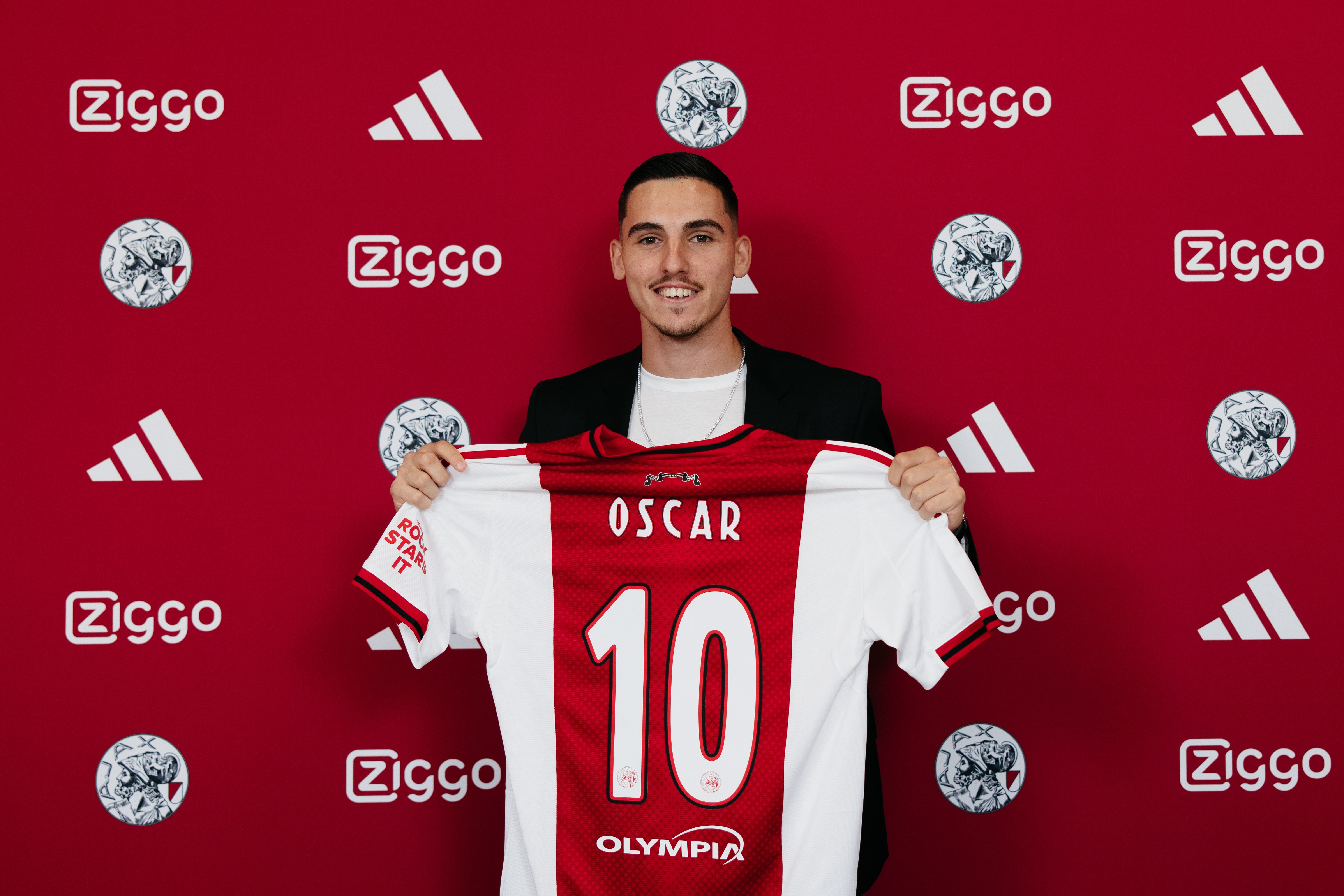 Ajax has confirmed the signing of Red Bull Salzburg midfielder Oscar Gloukh.