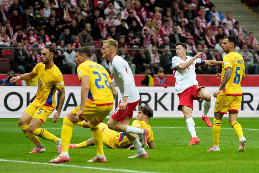 Robert Lewandowski completes his hat-trick Robert Lewandowski completes his hat-trick