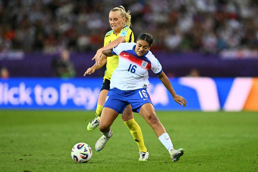 Sweden's forward Stina Blackstenius fights for the ball with England's defender Jessica Carter 