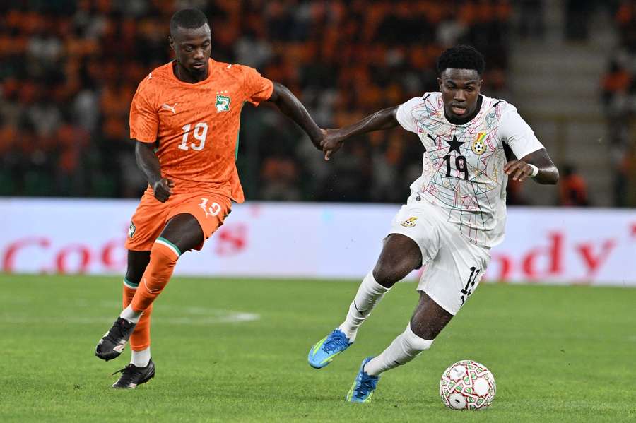 Ivory Coast's forward #19 Nicolas Pépé (L) fights for the ball with Ghana's forward #19 Ernest Nuamah