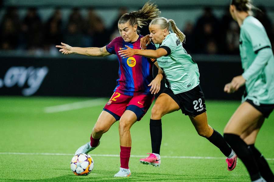 FC Barcelona's Patri Guijarro, left, and HB Koege's Emelía Óskarsdóttir in action