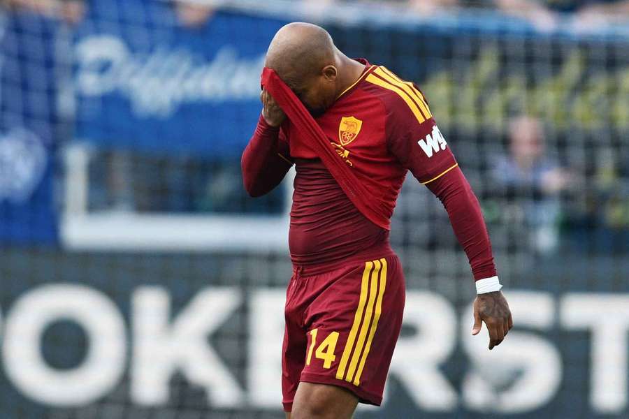Roma's Donyell Malen walks off the pitch after being sent off against Como Roma's Donyell Malen walks off the pitch after being sent off against Como